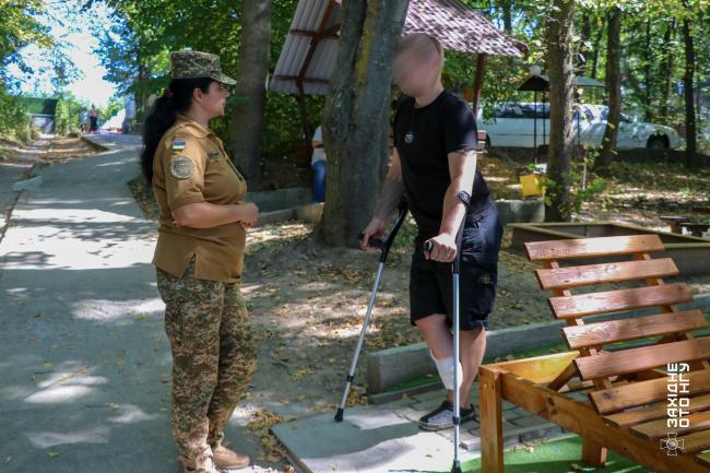 Новини Вінниці - фото з «Тут ми відчуваємо спокій»: у Вінниці поранені гвардійці рибалили та відпочивали на природі