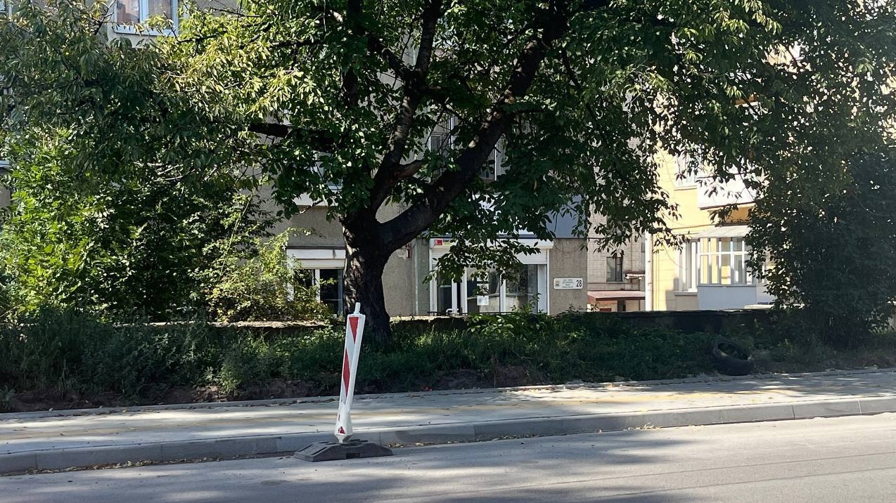 Новини Тернополя - фото з На Острозького встановили обмежувальні стовпчики: для чого та які роботи проводять