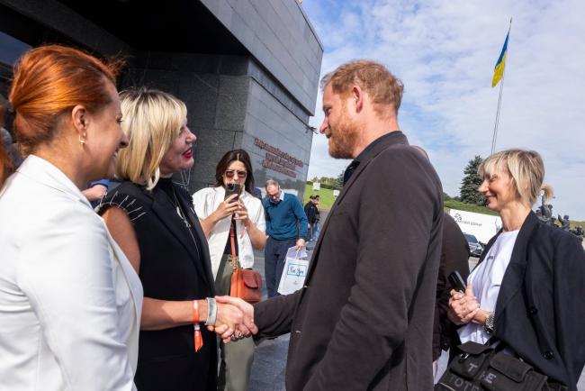 Новини Вінниці - фото з Принц Гаррі зустрівся з вінницьким ветераном Арменом Гарибяном