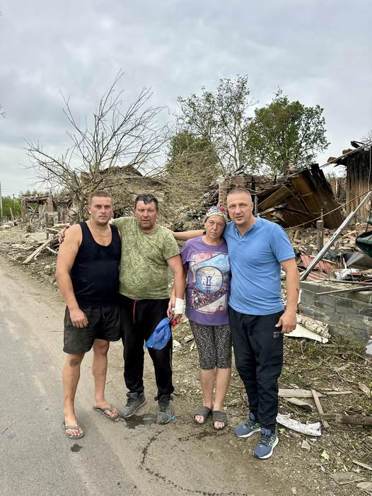 Новини Житомира - фото з Ветеран АТО Олександр Швецов передав зібрані для відновлення його зруйнованого ракетою будинку кошти постраждалим сусідам