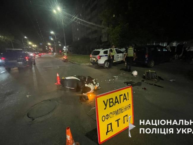 Новини Вінниці - фото з На Князів Коріатовичів Renault зіткнувся зі скутером. До лікарні потрапив 17-річний водій двоколісного