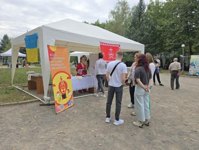 Новини Вінниці - фото з У парку Вишенський триває «МолоДіє». Шанувальників рок-музики запрошують на виступ Олега Скрипки