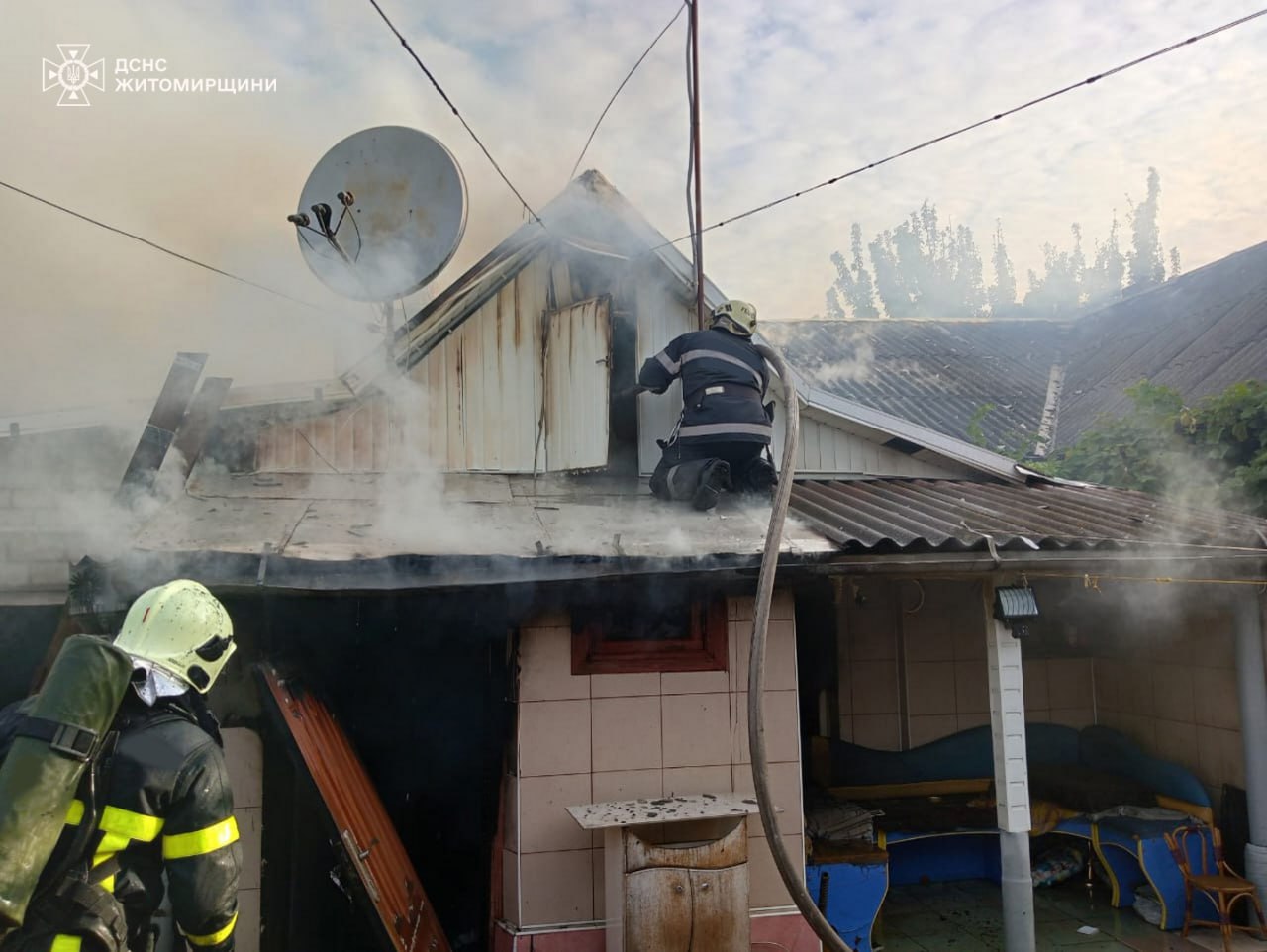 Новини Житомира - фото з У Житомирі горів житловий будинок на трьох господарів