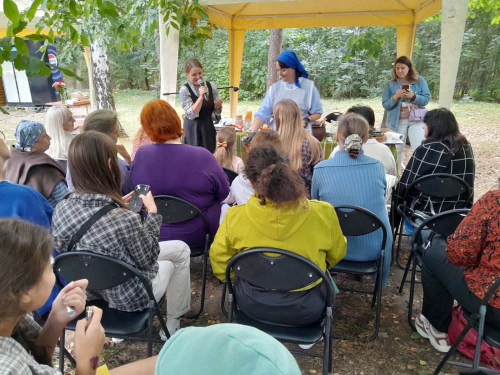 Новини Вінниці - фото з Портрет у пелюстках вишні: у садибі Пирогова волонтери показали, як допомагають фронту