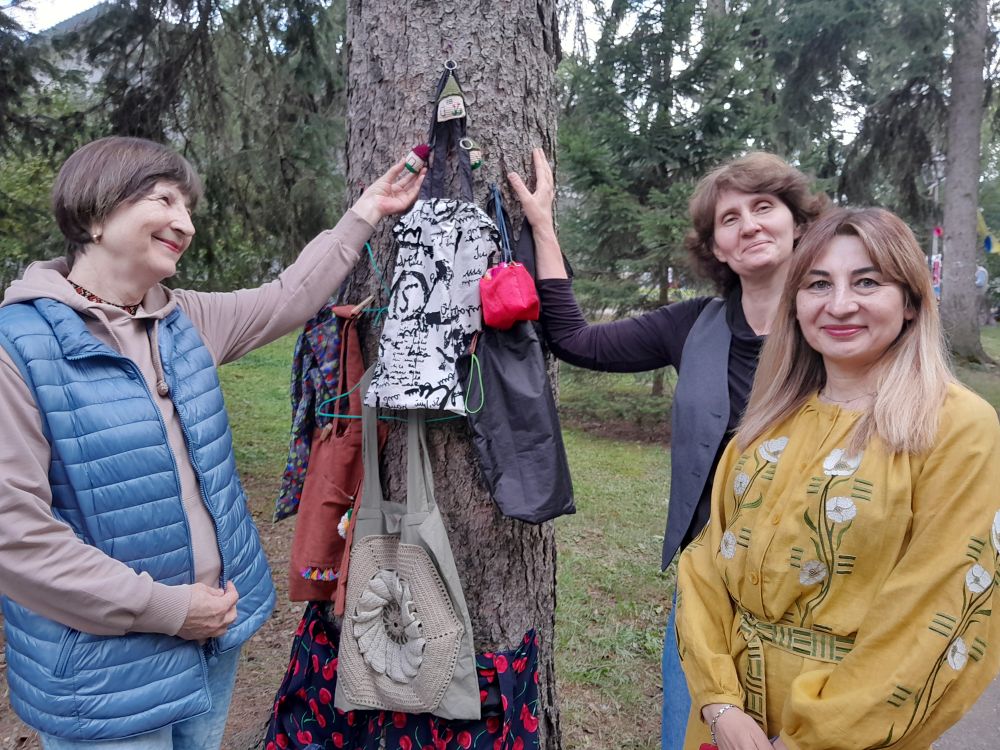 Новини Вінниці - фото з Портрет у пелюстках вишні: у садибі Пирогова волонтери показали, як допомагають фронту