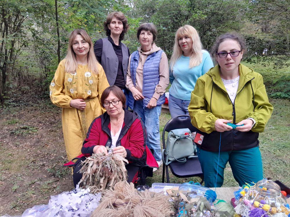 Новини Вінниці - фото з Портрет у пелюстках вишні: у садибі Пирогова волонтери показали, як допомагають фронту