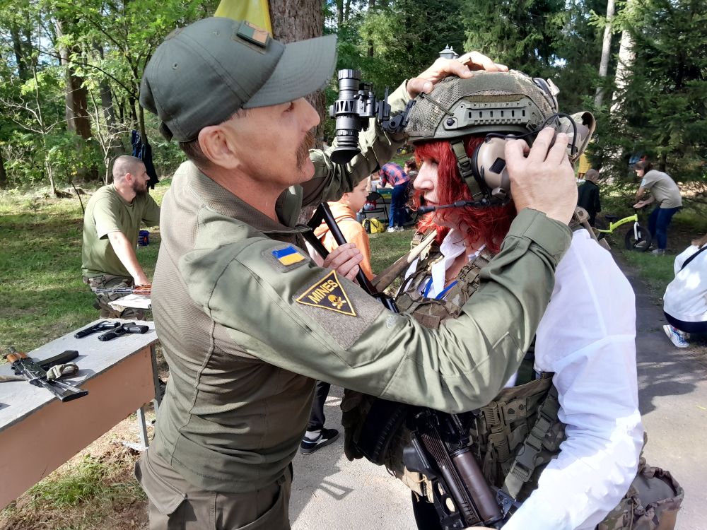 Новини Вінниці - фото з Портрет у пелюстках вишні: у садибі Пирогова волонтери показали, як допомагають фронту