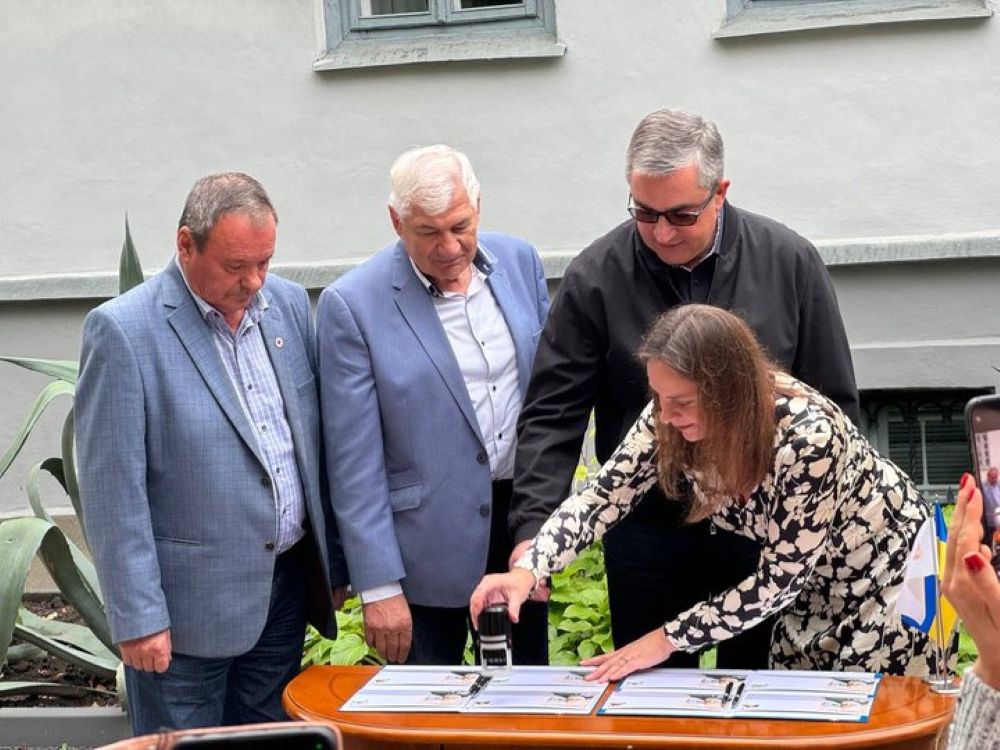 Новини Вінниці - фото з Портрет у пелюстках вишні: у садибі Пирогова волонтери показали, як допомагають фронту