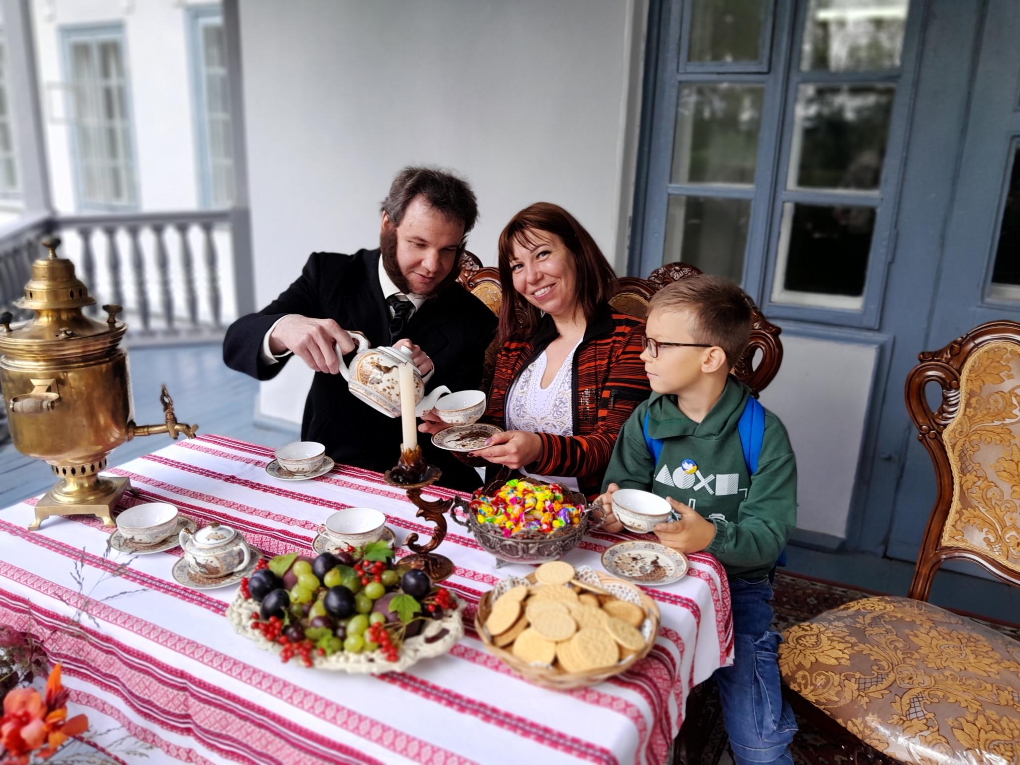Новини Вінниці - фото з Портрет у пелюстках вишні: у садибі Пирогова волонтери показали, як допомагають фронту