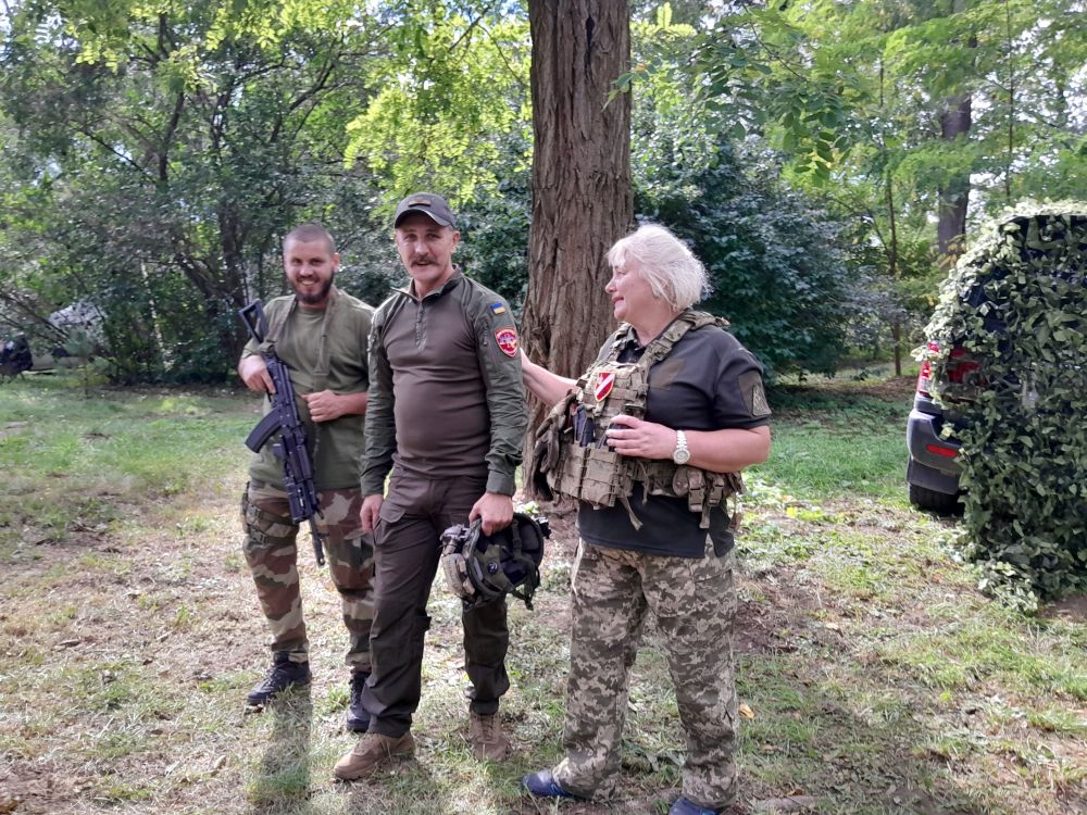 Новини Вінниці - фото з Портрет у пелюстках вишні: у садибі Пирогова волонтери показали, як допомагають фронту