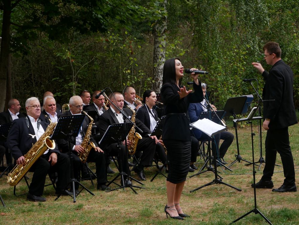 Новини Вінниці - фото з Портрет у пелюстках вишні: у садибі Пирогова волонтери показали, як допомагають фронту