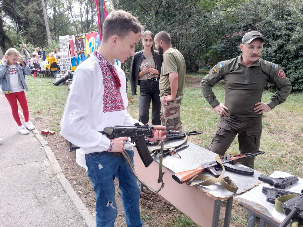 Новини Вінниці - фото з Портрет у пелюстках вишні: у садибі Пирогова волонтери показали, як допомагають фронту