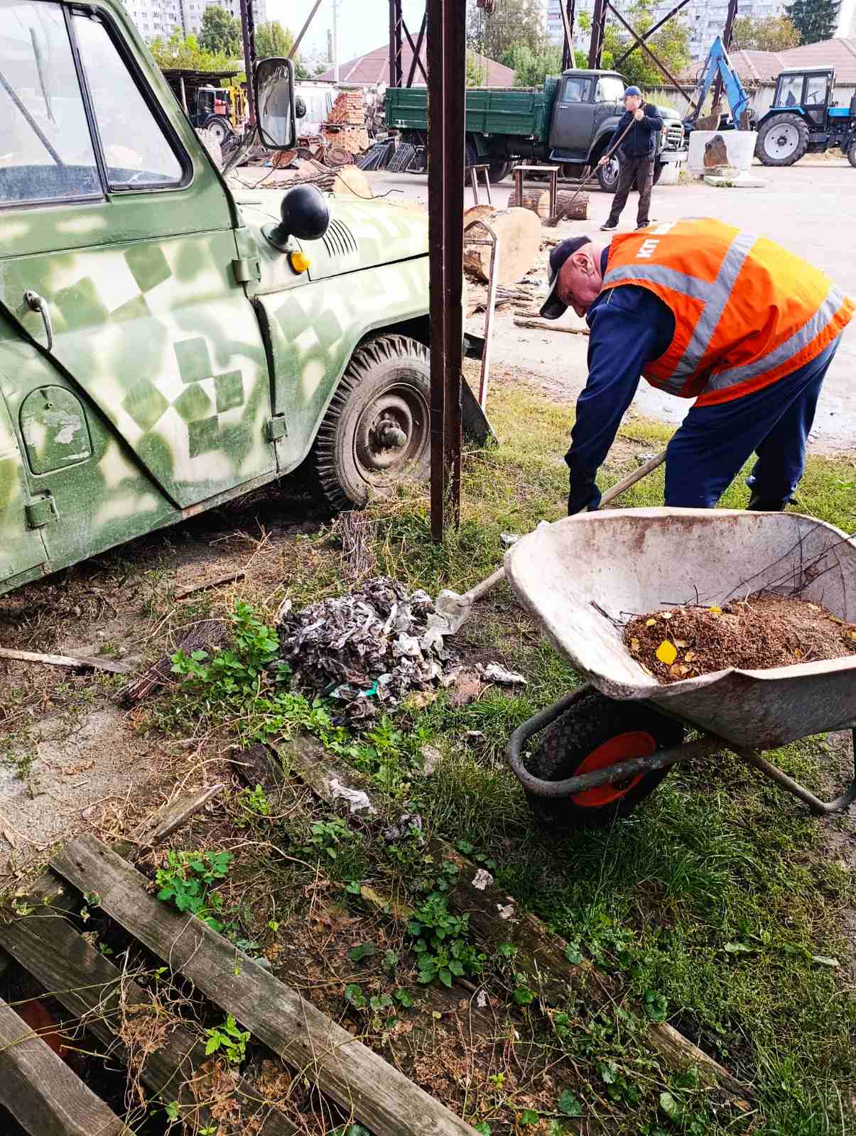 Новини Житомира - фото з Житомирські комунальники долучилися до Всесвітнього дня прибирання