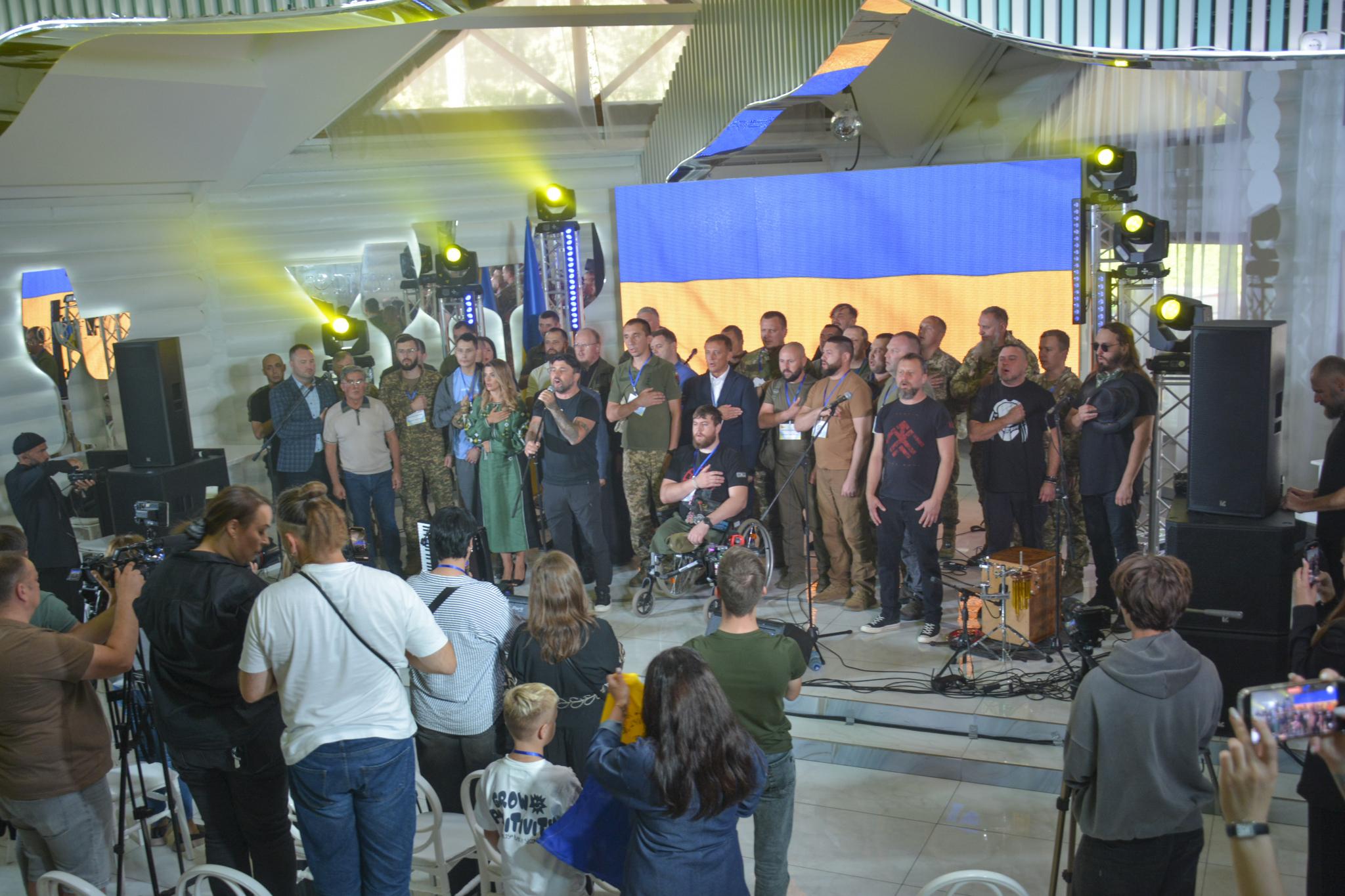 Новини Вінниці - фото з «Вінничани - Силам Оборони»: військовим на фронт передали авто та обладнання ще на три мільйони гривень (Пресслужба ГО «Ми – Вінничани»)