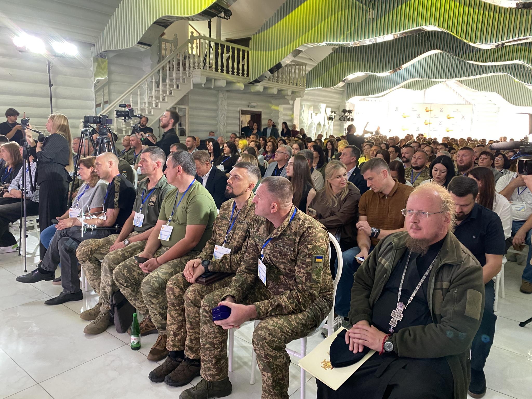 Новини Вінниці - фото з «Вінничани - Силам Оборони»: військовим на фронт передали авто та обладнання ще на три мільйони гривень (Пресслужба ГО «Ми – Вінничани»)