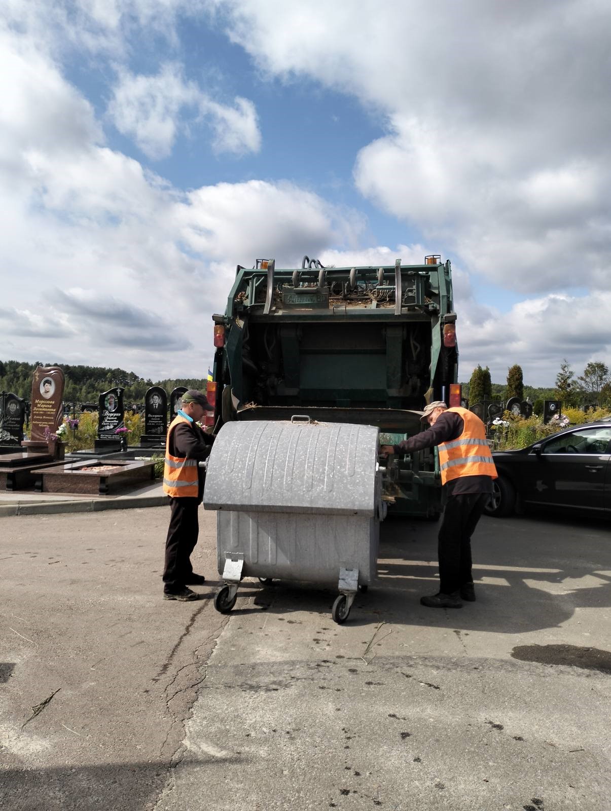 Новини Житомира - фото з Житомирські комунальники долучилися до Всесвітнього дня прибирання