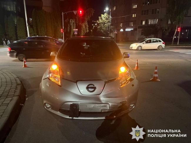 Новини Вінниці - фото з На Поділлі Nissan врізався у 17-річного мотоцикліста, підліток у лікарні