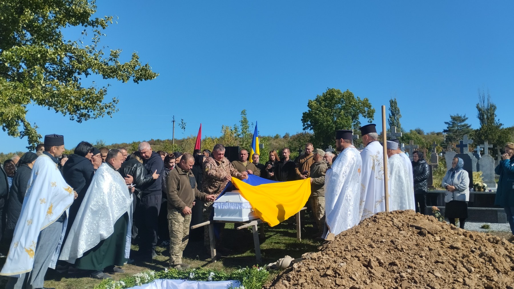 У Чортківському районі в останню путь провели військовослужбовця Дмитра Прокопіва