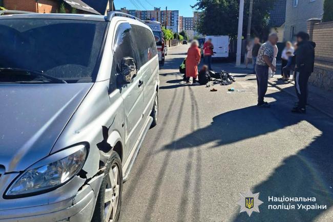 Новини Вінниці - фото з У Вінницьких Хуторах Mercedes збив дітей на електроскутері — один хлопчик у лікарні