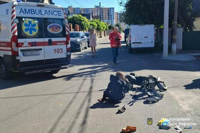 Новини Вінниці - фото з У Вінницьких Хуторах Mercedes збив дітей на електроскутері — один хлопчик у лікарні