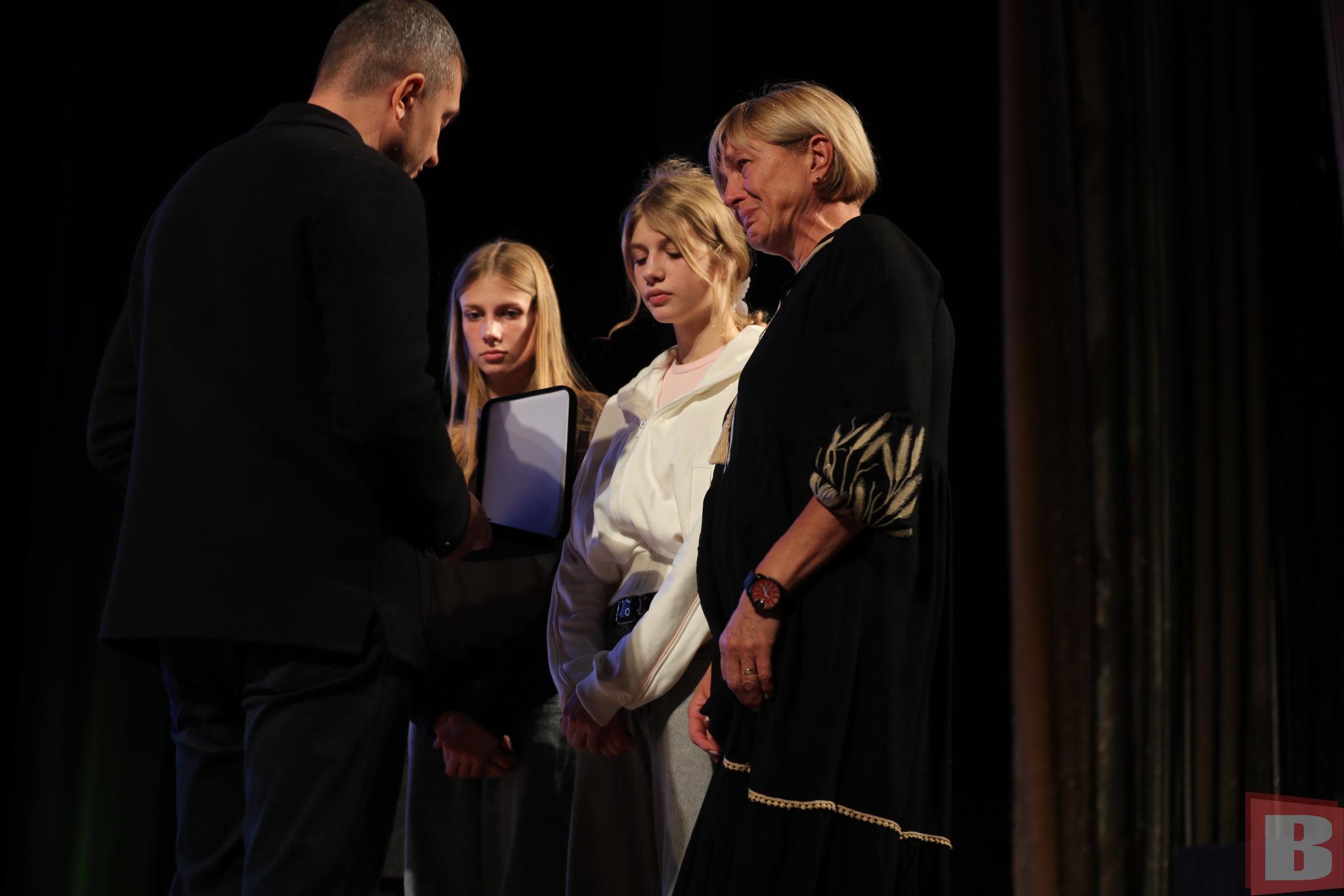 Новини Хмельницького - фото з «Почесні посмертно». Рідним загиблих воїнів-хмельничан вручили відзнаки (РЕПОРТАЖ)