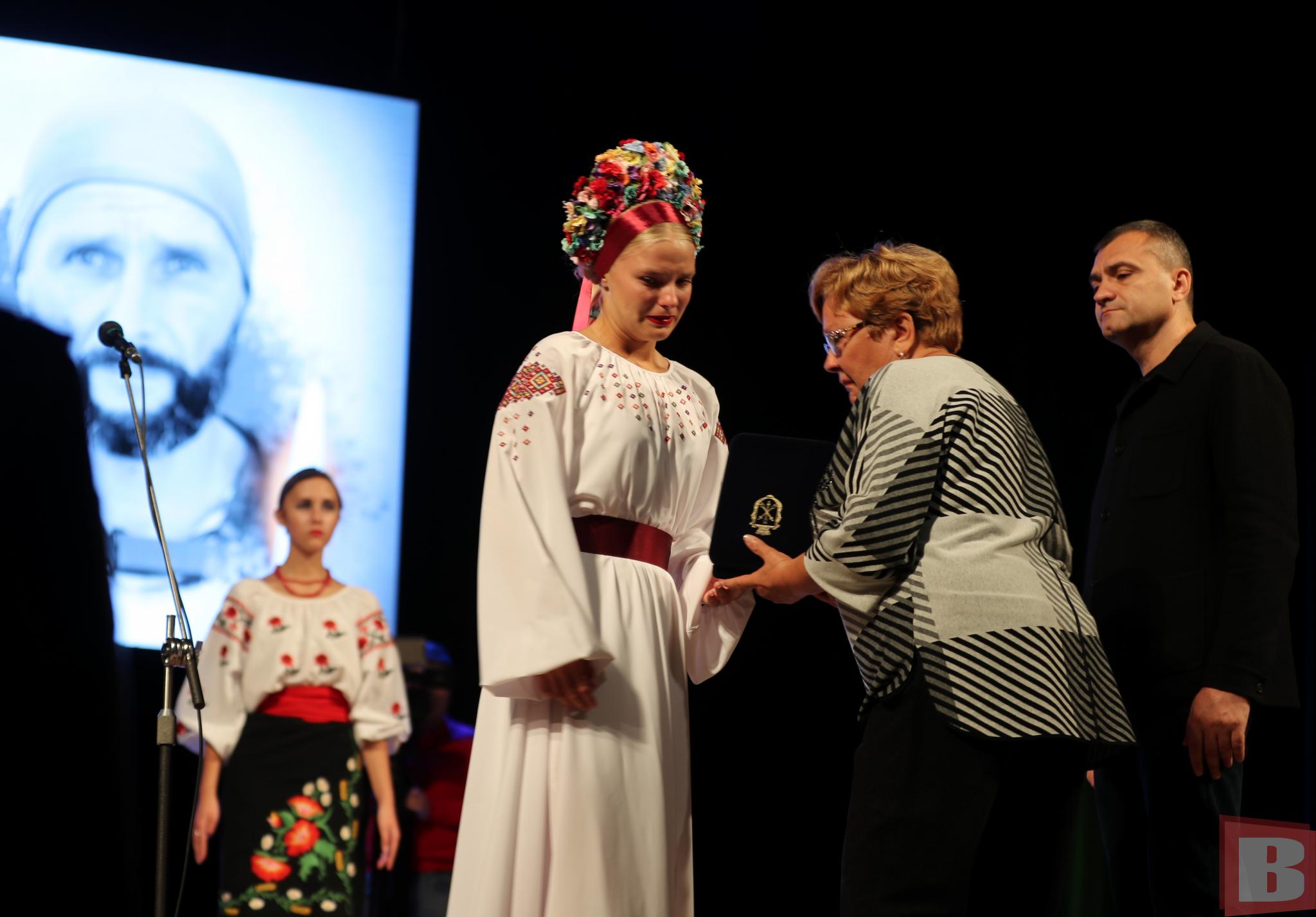 Новини Хмельницького - фото з «Почесні посмертно». Рідним загиблих воїнів-хмельничан вручили відзнаки (РЕПОРТАЖ)