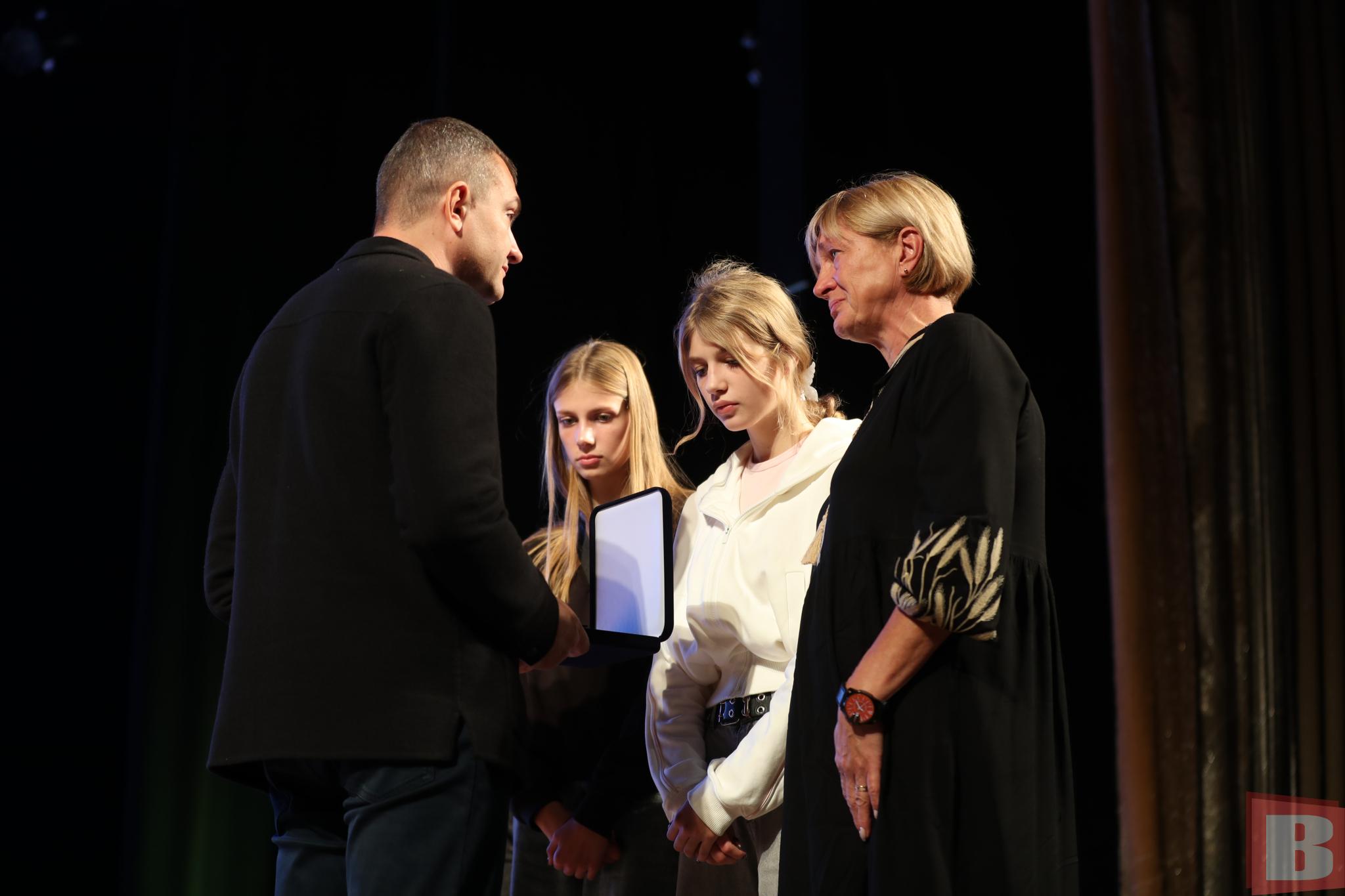 Новини Хмельницького - фото з «Почесні посмертно». Рідним загиблих воїнів-хмельничан вручили відзнаки (РЕПОРТАЖ)