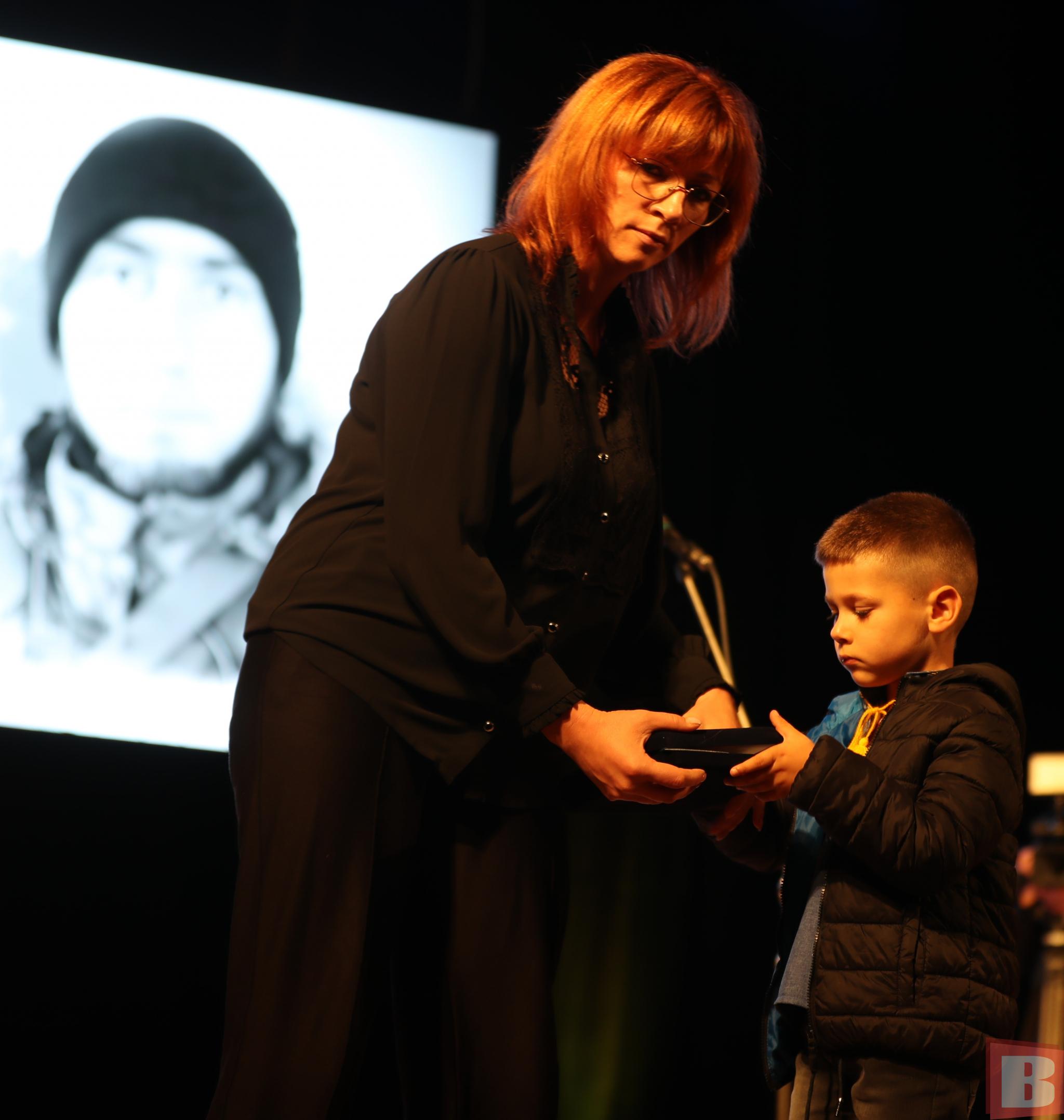 Новини Хмельницького - фото з «Почесні посмертно». Рідним загиблих воїнів-хмельничан вручили відзнаки (РЕПОРТАЖ)