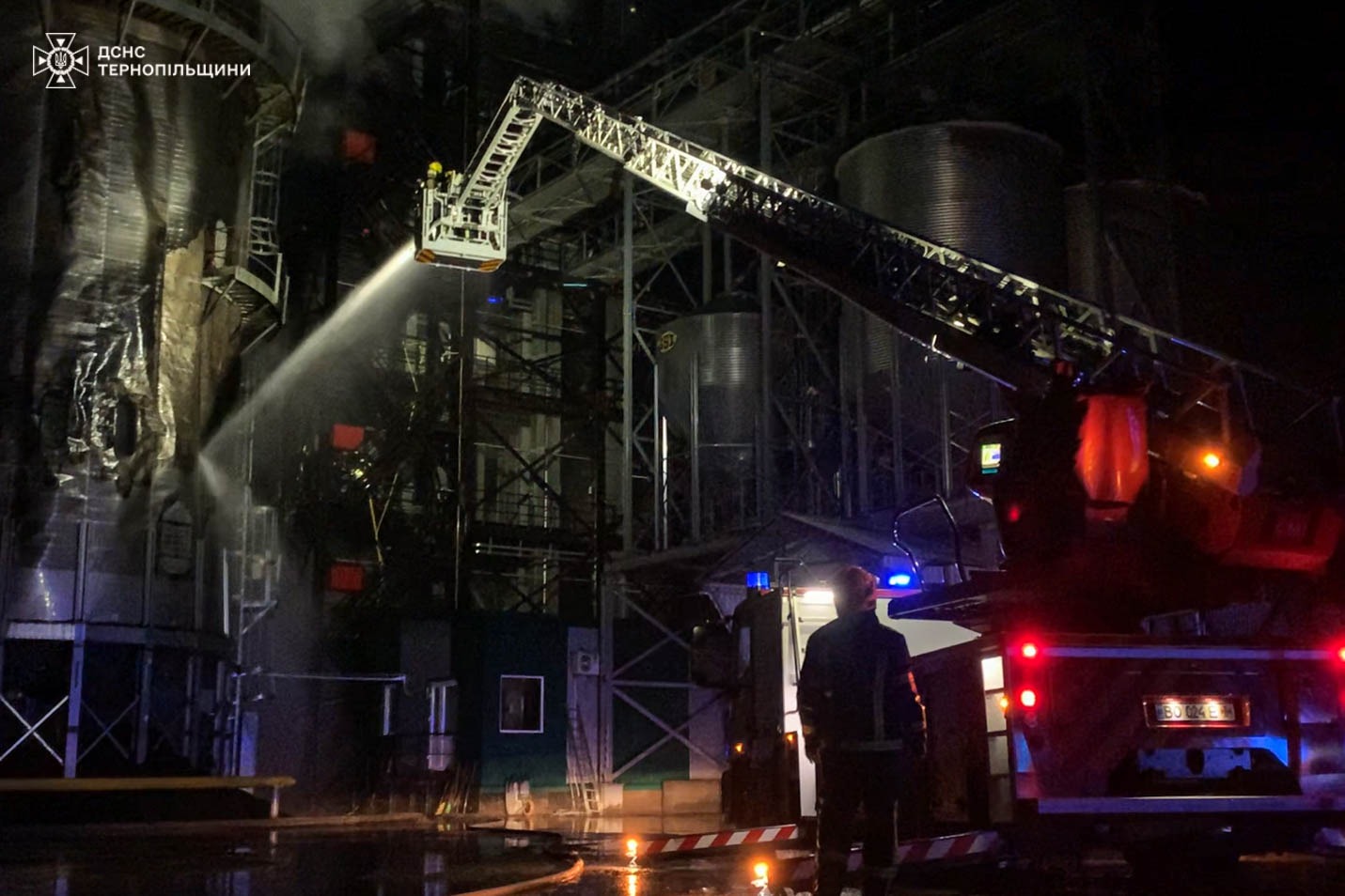 Новини Тернополя - фото з Пожежа на підприємстві в Острові: рятувальники працювали всю ніч