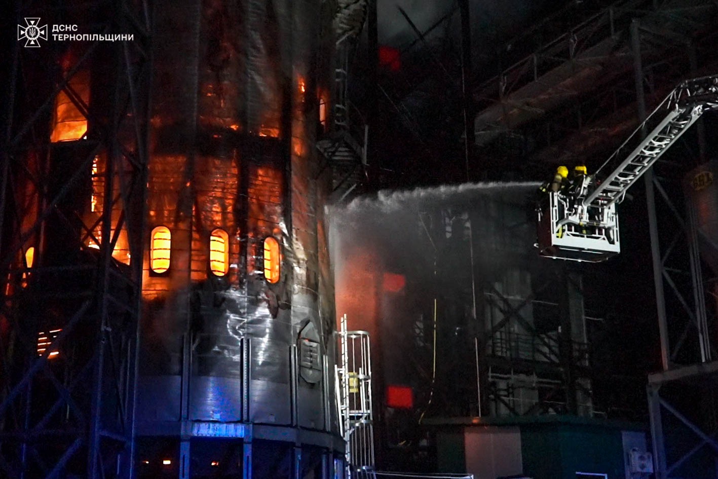 Новини Тернополя - фото з Пожежа на підприємстві в Острові: рятувальники працювали всю ніч