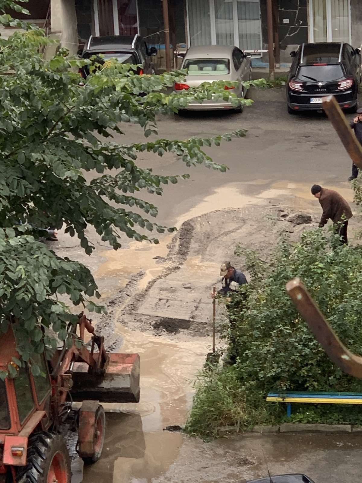 Новини Тернополя - фото з «Майже 20 років — по коліна у болоті». Мешканці Лесі Українки обурені станом дороги у дворі