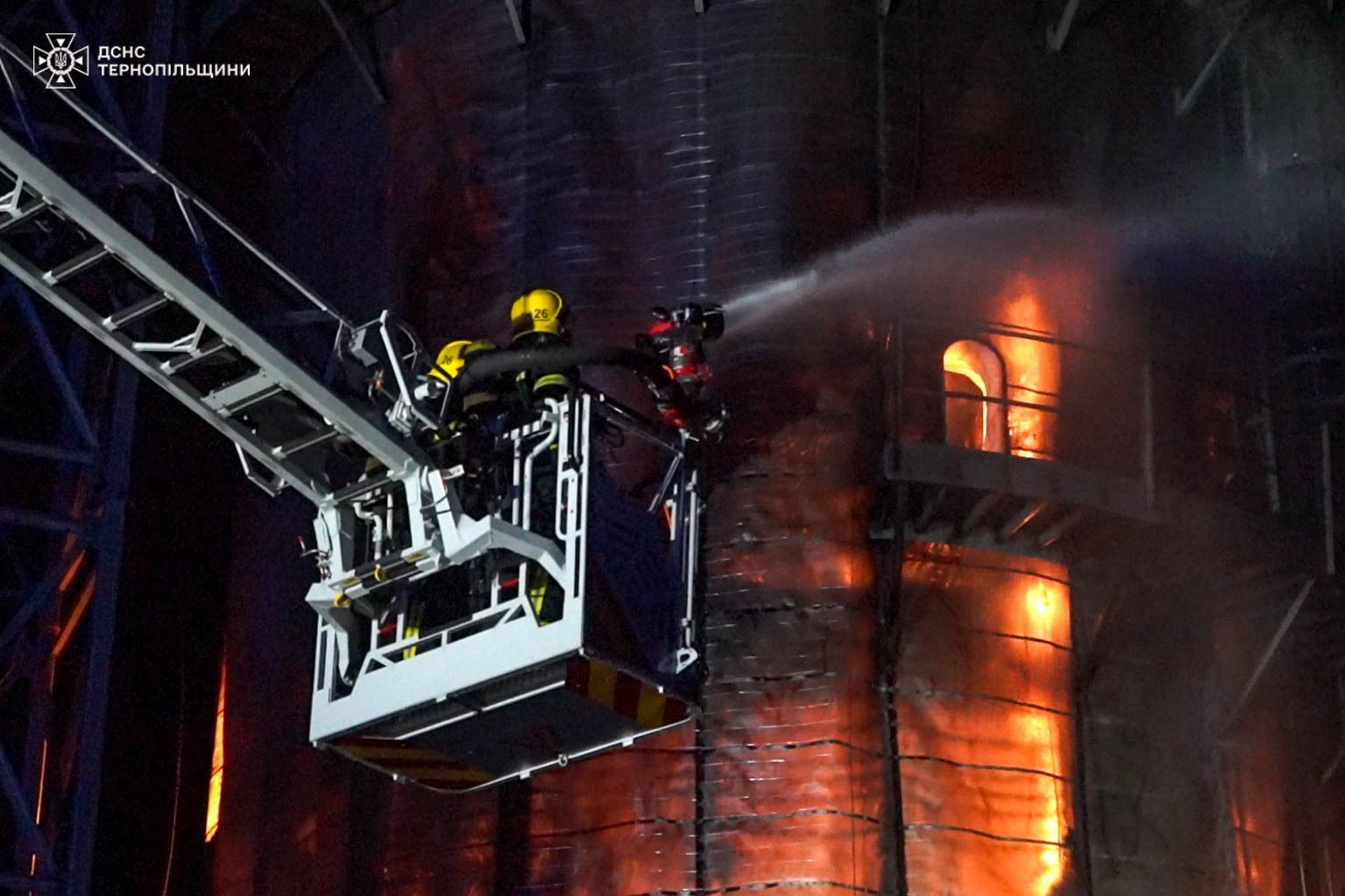Новини Тернополя - фото з Пожежа на підприємстві в Острові: рятувальники працювали всю ніч