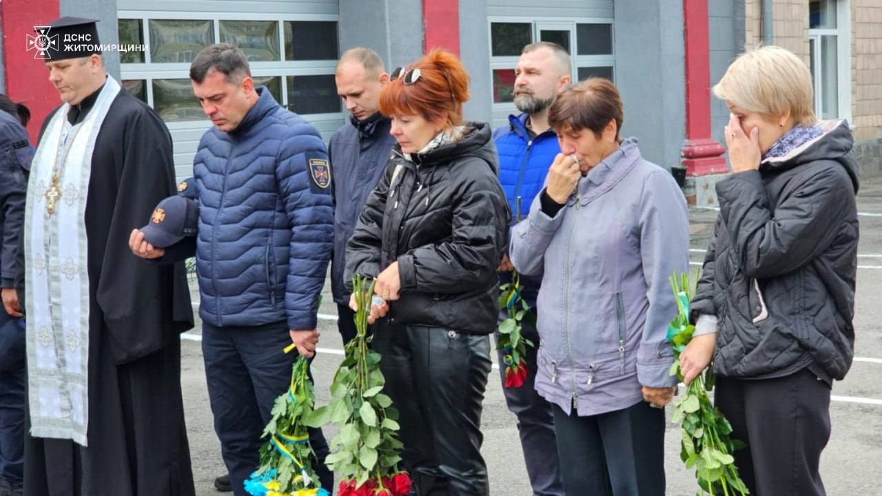 Новини Житомира - фото з Рятувальники Житомирщини відкрили памʼятні дошки загиблим колегам