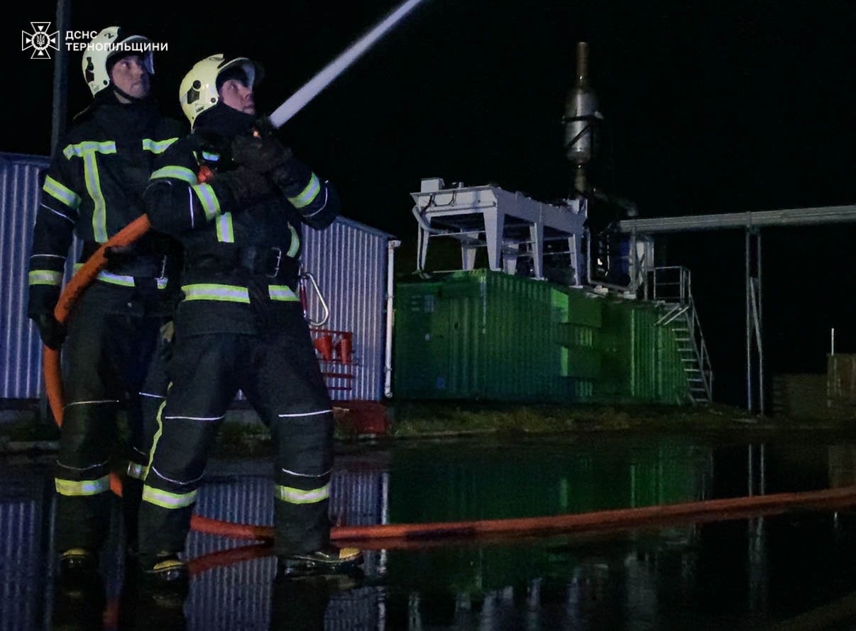 Новини Тернополя - фото з Пожежа на підприємстві в Острові: рятувальники працювали всю ніч