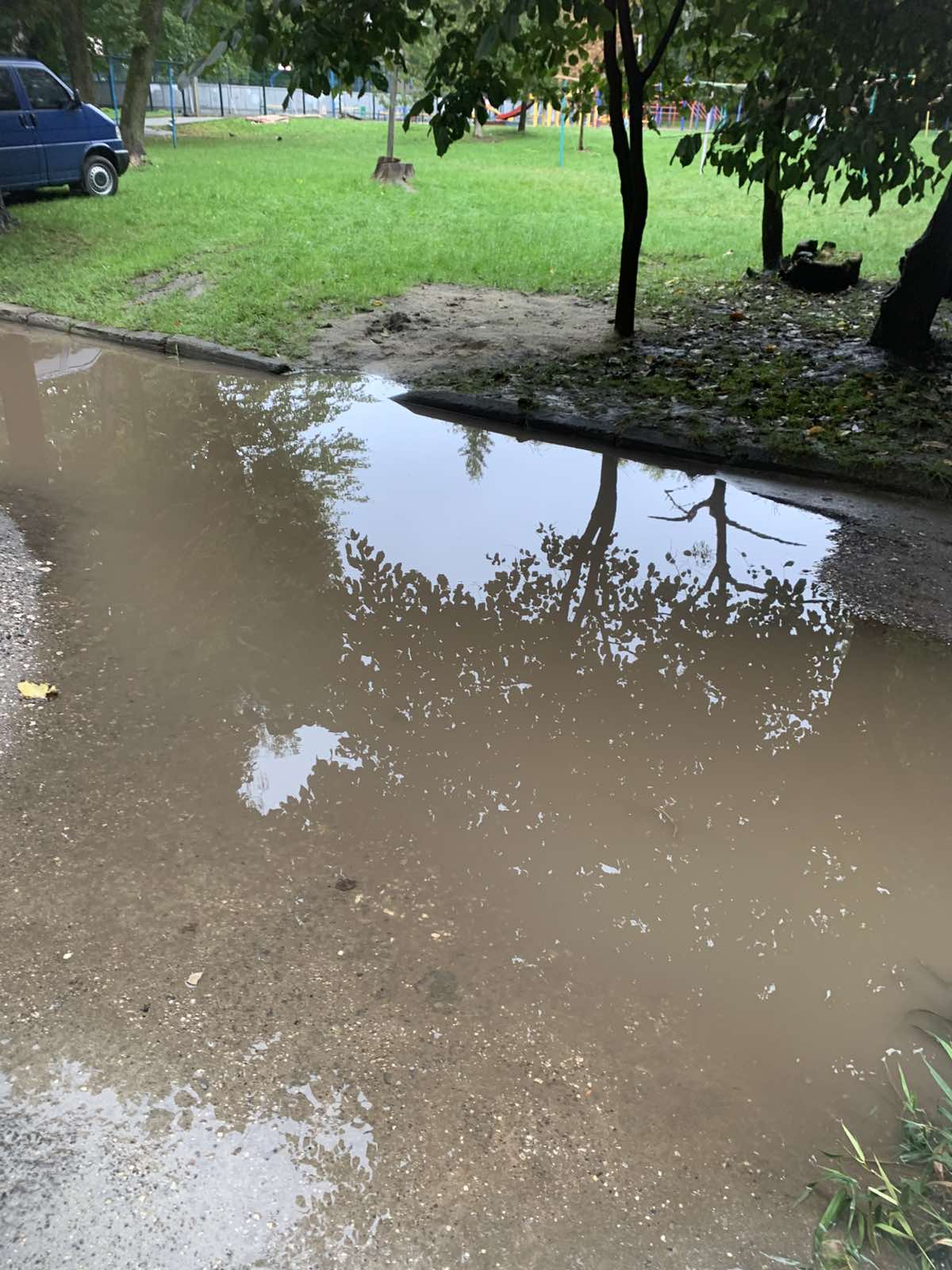 Новини Тернополя - фото з «Майже 20 років — по коліна у болоті». Мешканці Лесі Українки обурені станом дороги у дворі