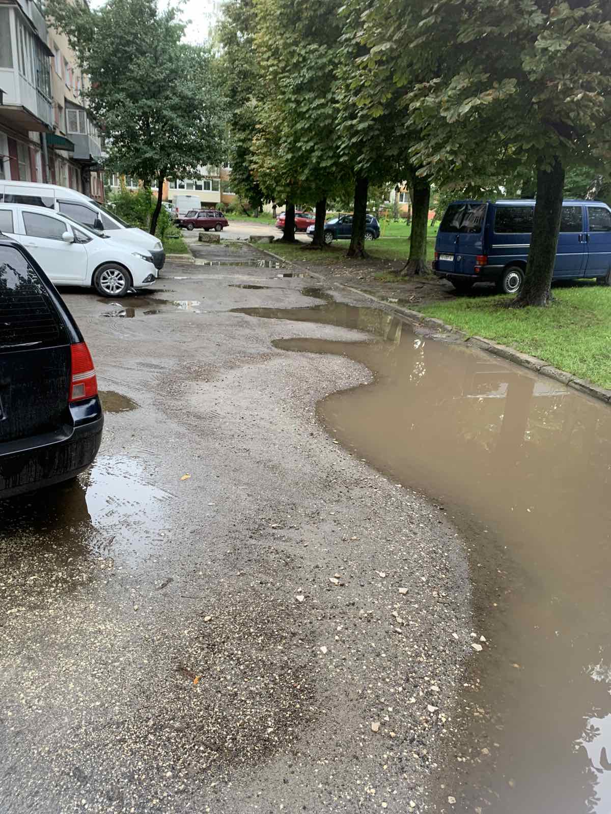 Новини Тернополя - фото з «Майже 20 років — по коліна у болоті». Мешканці Лесі Українки обурені станом дороги у дворі