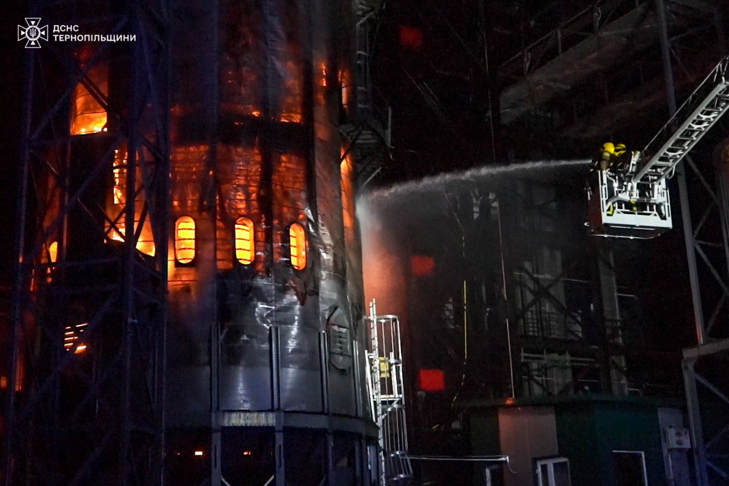 Новини Тернополя - фото з Пожежа на підприємстві в Острові: рятувальники працювали всю ніч