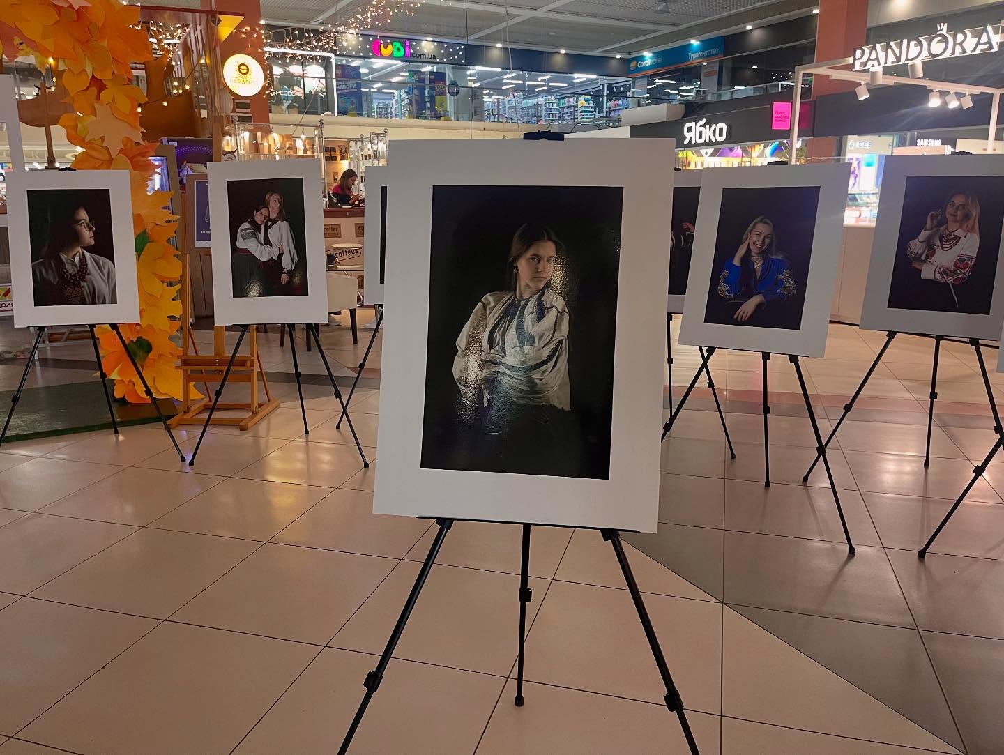 Новини Тернополя - фото з Ті хто поряд в найважчі часи: у «Подолянах» відкрили фотовиставку, присвячену жінкам-волонтеркам