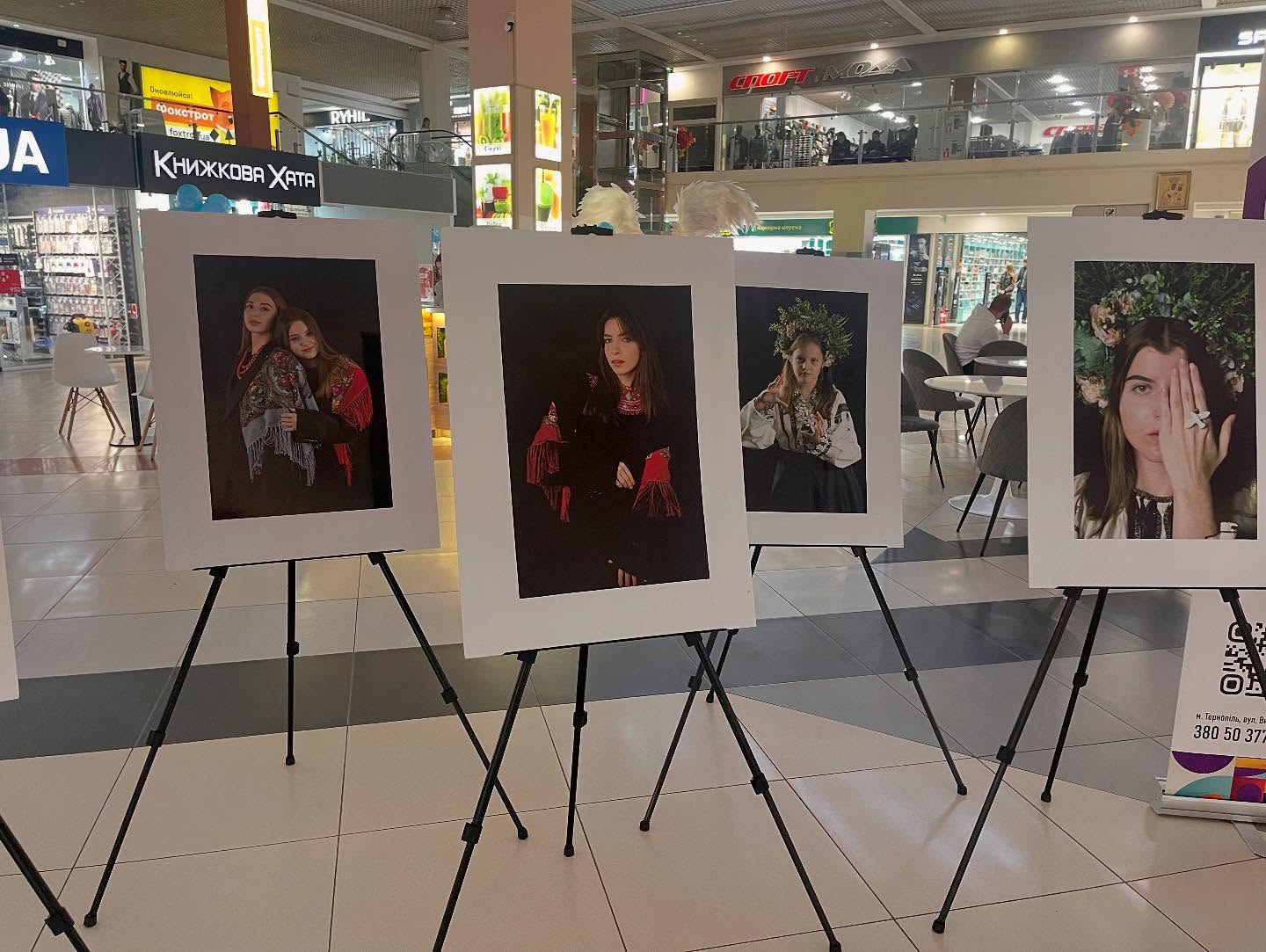Новини Тернополя - фото з Ті хто поряд в найважчі часи: у «Подолянах» відкрили фотовиставку, присвячену жінкам-волонтеркам