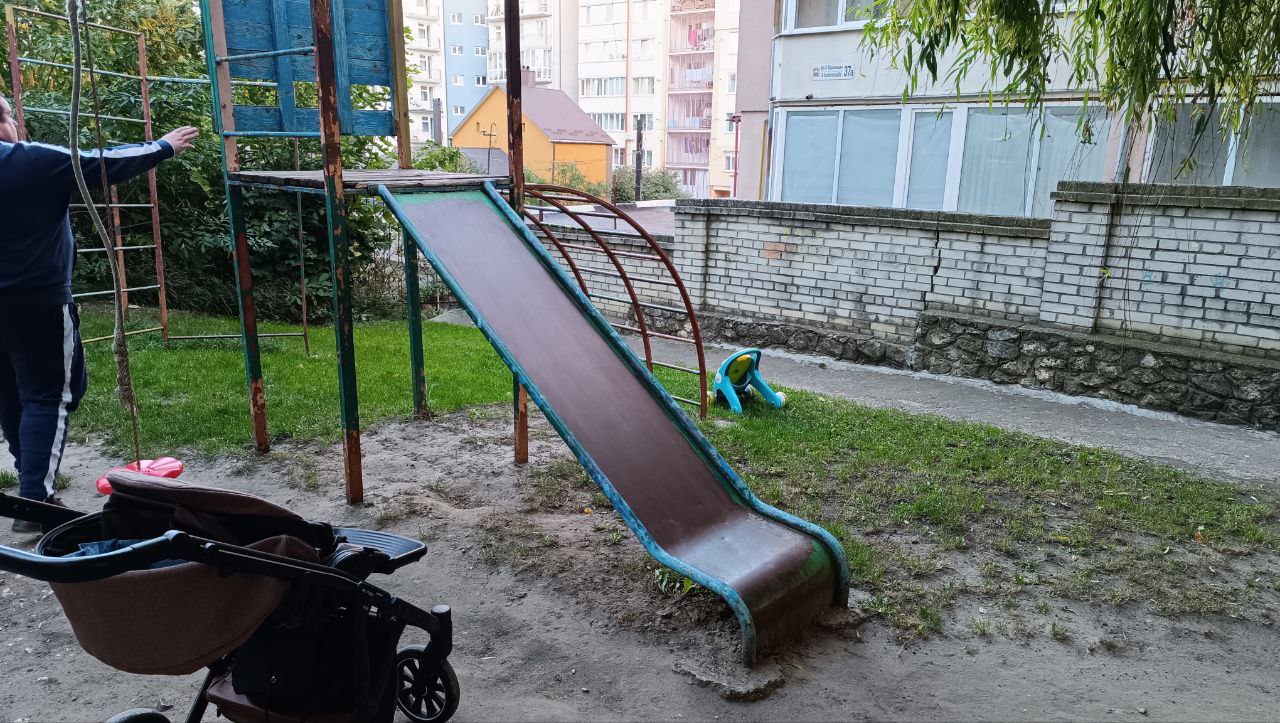 Новини Тернополя - фото з «Хочемо, щоб він процвітав»: троє дітей збирають кошти на ремонт майданчика на Новому світі