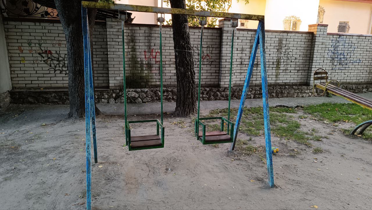 Новини Тернополя - фото з «Хочемо, щоб він процвітав»: троє дітей збирають кошти на ремонт майданчика на Новому світі