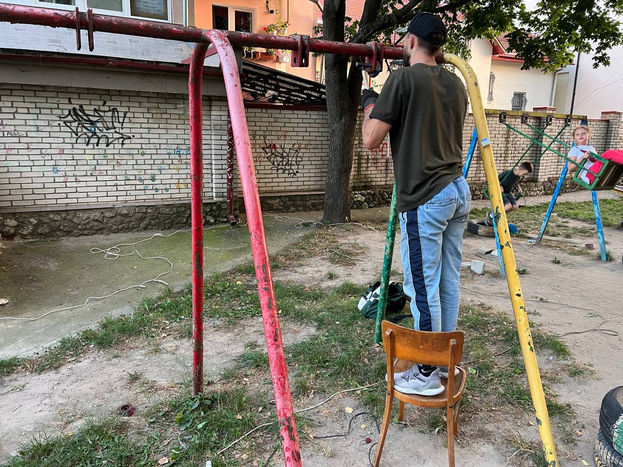 Новини Тернополя - фото з «Хочемо, щоб він процвітав»: троє дітей збирають кошти на ремонт майданчика на Новому світі