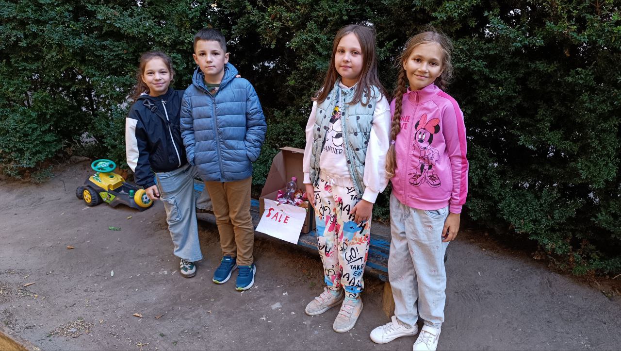 Новини Тернополя - фото з «Хочемо, щоб він процвітав»: троє дітей збирають кошти на ремонт майданчика на Новому світі