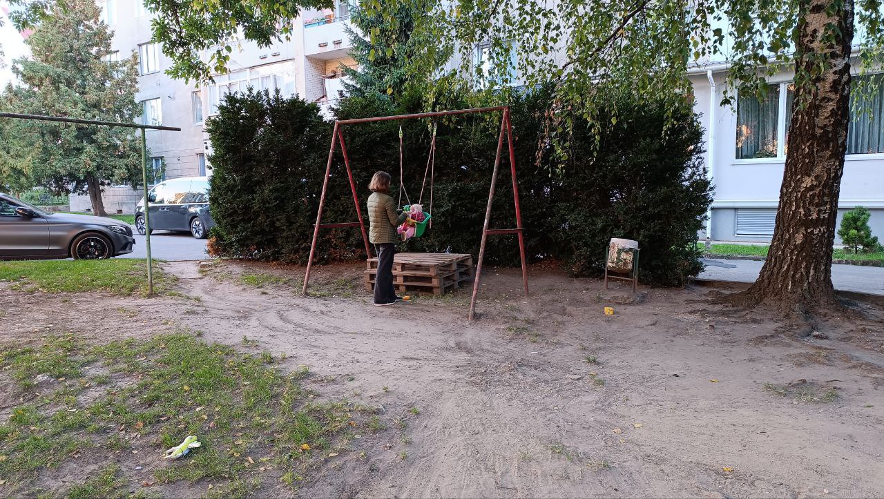 Новини Тернополя - фото з «Хочемо, щоб він процвітав»: троє дітей збирають кошти на ремонт майданчика на Новому світі