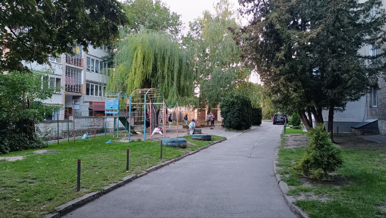 Новини Тернополя - фото з «Хочемо, щоб він процвітав»: троє дітей збирають кошти на ремонт майданчика на Новому світі
