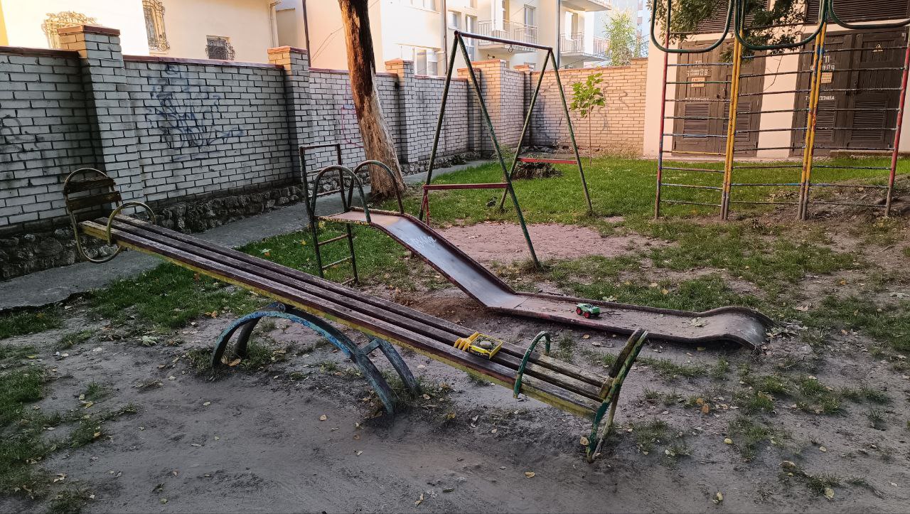 Новини Тернополя - фото з «Хочемо, щоб він процвітав»: троє дітей збирають кошти на ремонт майданчика на Новому світі