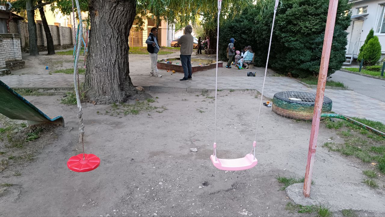 Новини Тернополя - фото з «Хочемо, щоб він процвітав»: троє дітей збирають кошти на ремонт майданчика на Новому світі