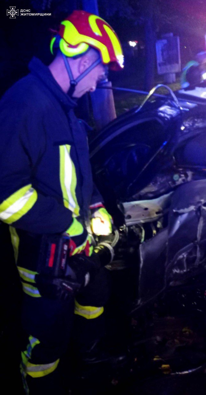 Новини Житомира - фото з Нічна ДТП у Житомирі: водія діставали з понівеченої автівки рятувальники