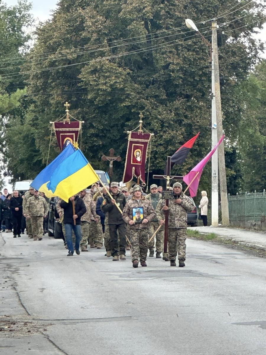 Новини Тернополя - фото з У Підволочиську в останню путь провели Героя Сергія Андрушківа