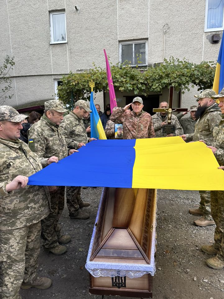 Новини Тернополя - фото з У Підволочиську в останню путь провели Героя Сергія Андрушківа